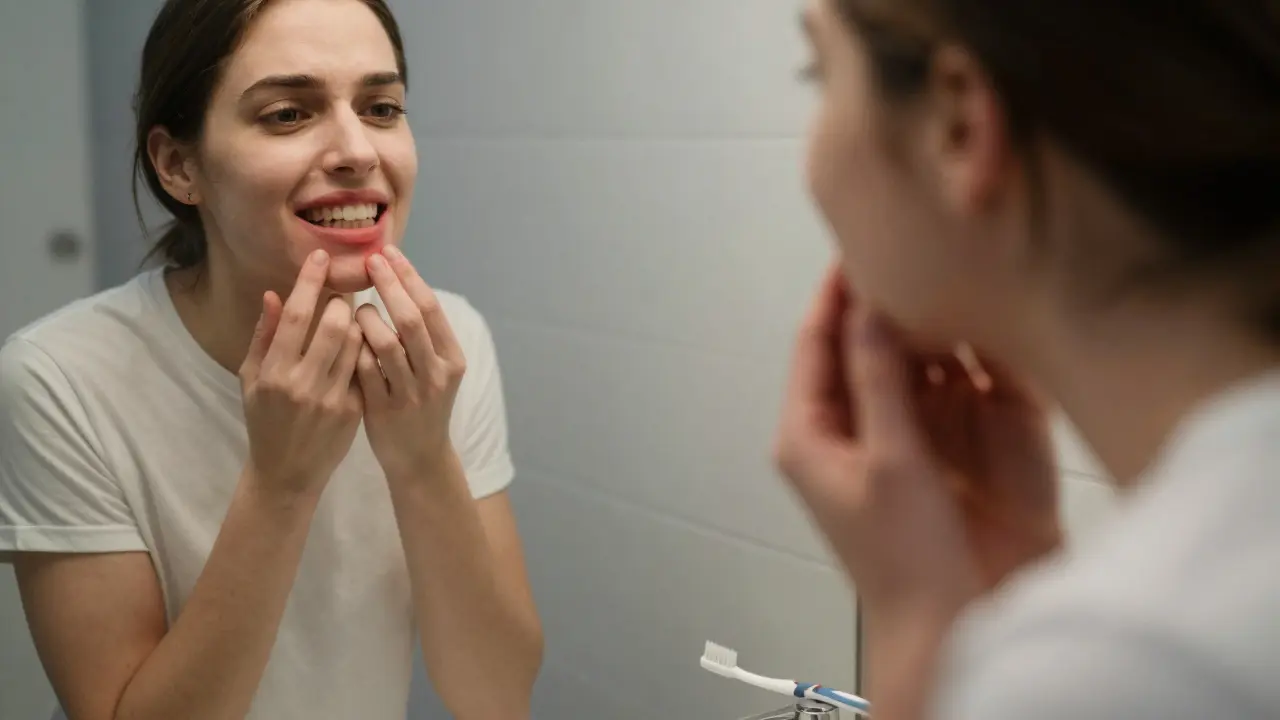 Jaký vliv má kyretáž zubů na váš úsměv: od zánětu k jasným zubům