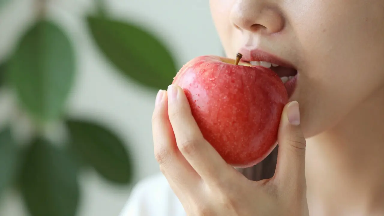 Jak postavení zubů ovlivňuje vaši dietu: Praktický průvodce